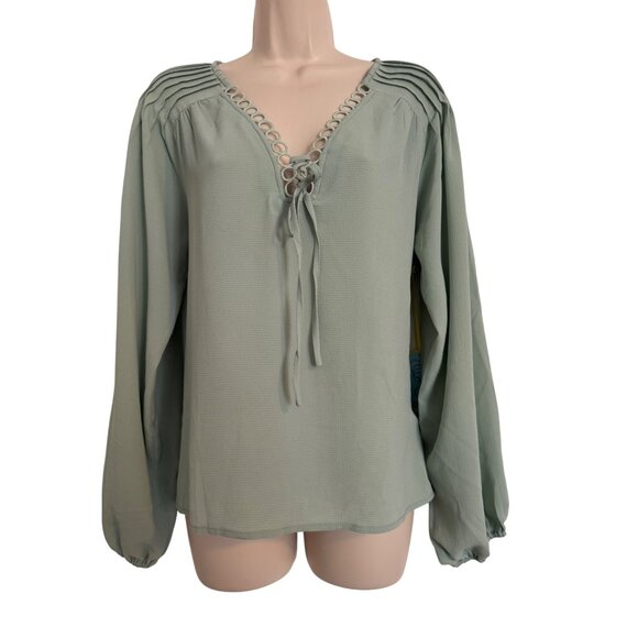 CeCe Circular Trim Pin Tuck Blouse Size Medium Textured Fabric NWT $79 Green - Picture 8 of 8